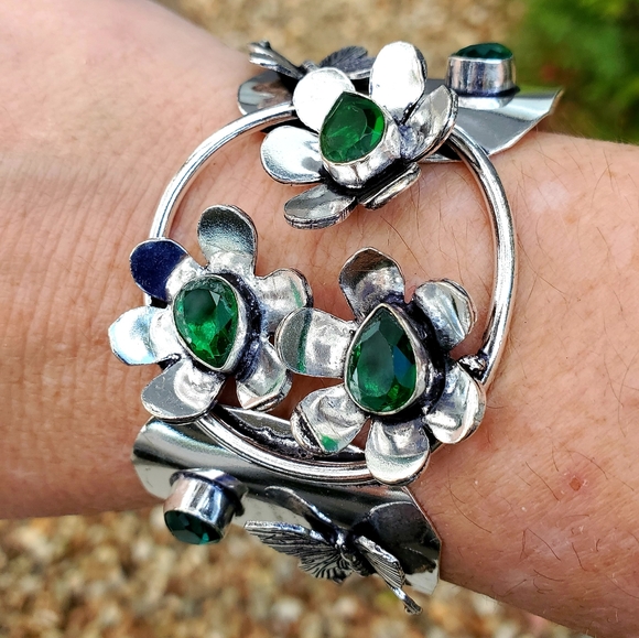 New Unique Peridot Butterflies and Flowers Silver Cuff Bracelet. - Picture 16 of 16
